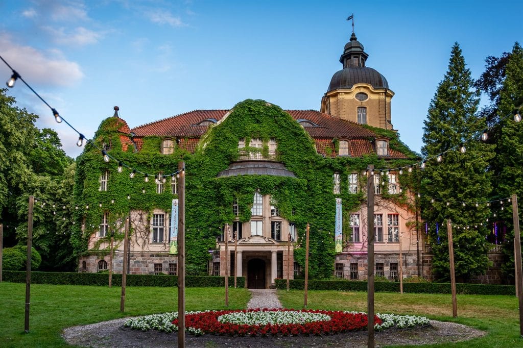 Pałac o zmierzchu z girlandami świateł nad dziedzińcem