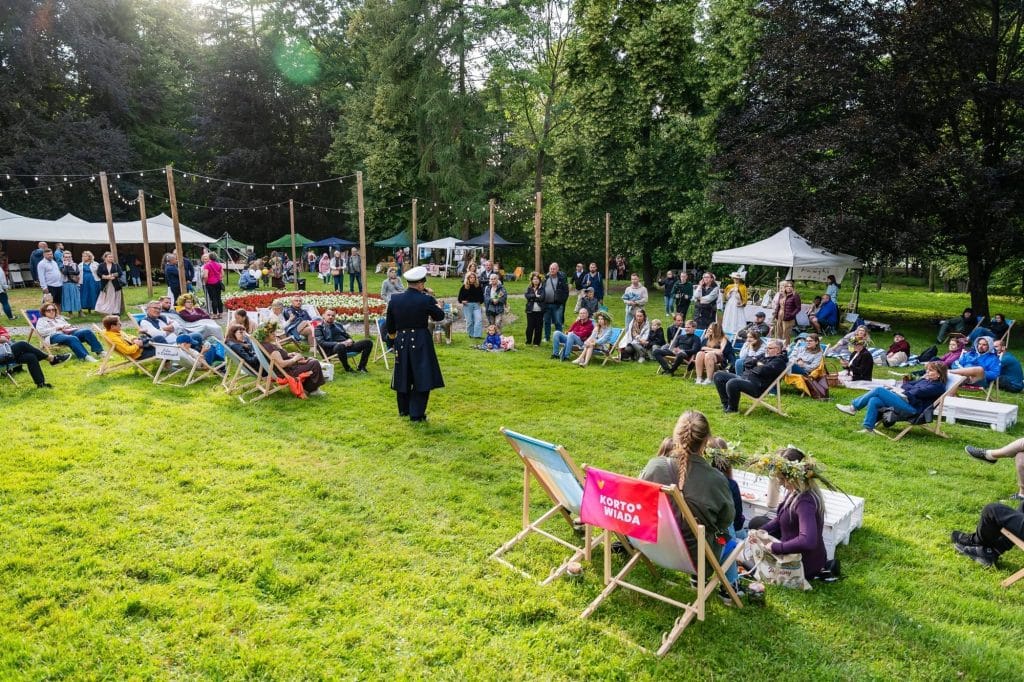 Goście podczas pikniku z historią w parku pałacowym