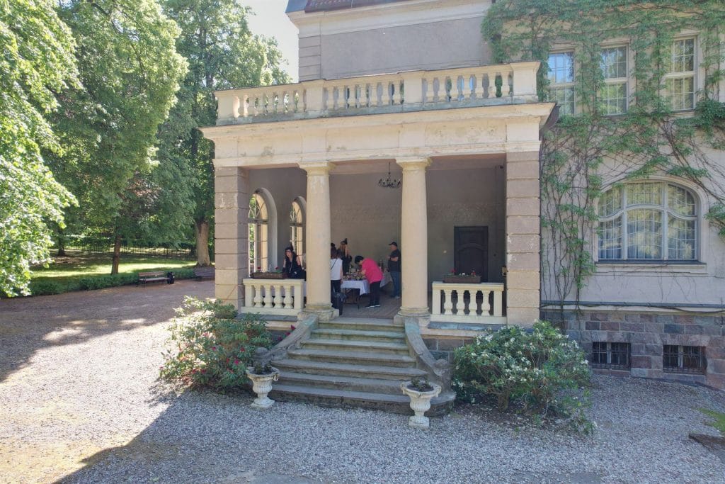 Schody i portyk przy wejściu do pałacu